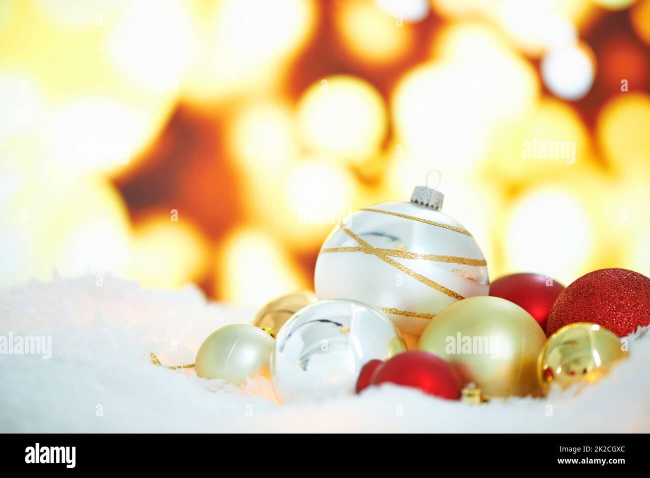 Beaucoup comme noël. Un arrangement de décorations de Noël sur un fond de lumières. Banque D'Images