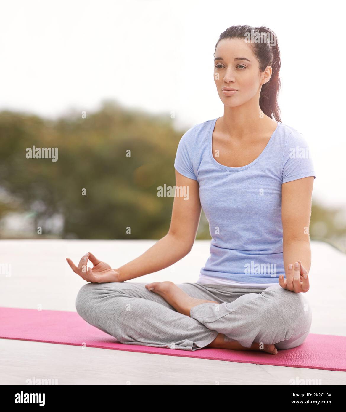 La position la plus facile jusqu'à présent. Prise de vue en longueur d'une jeune femme faisant du yoga à l'extérieur. Banque D'Images
