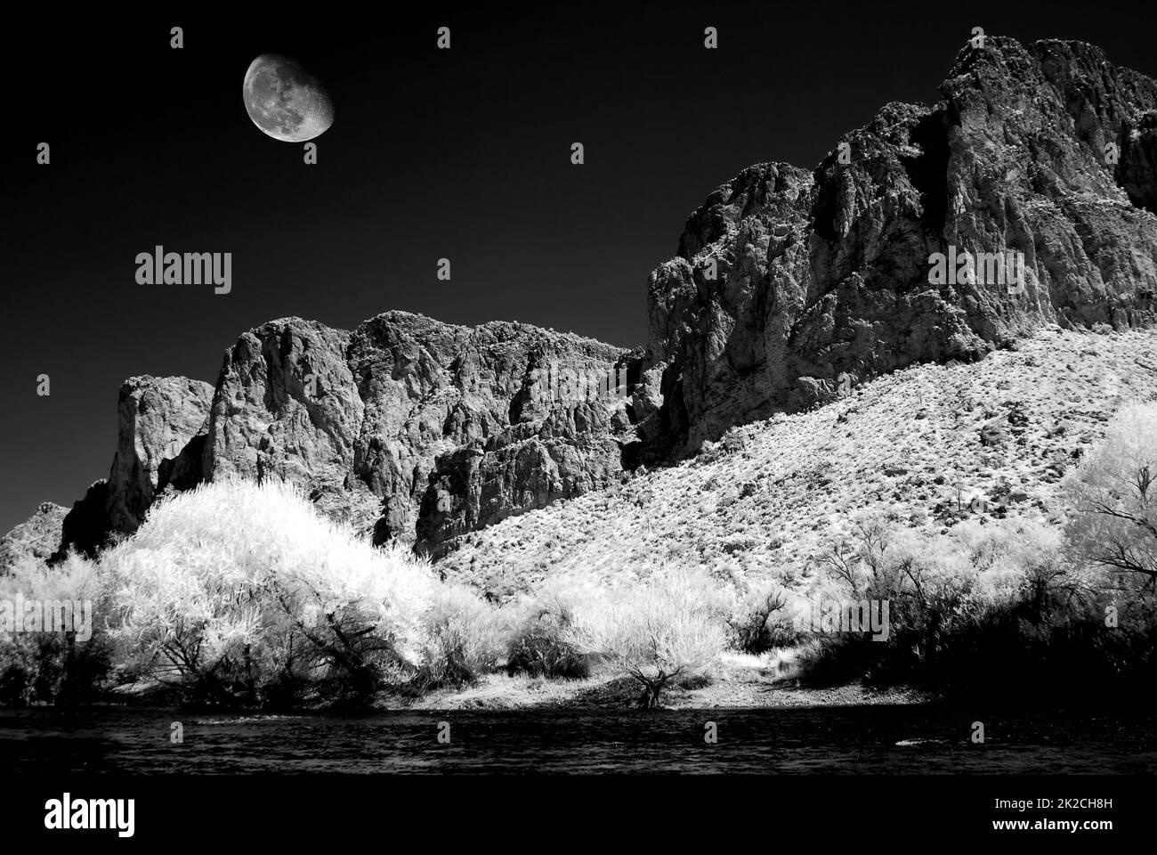 Arizona Sonora Desert Moon à Salt River en monochrome infrarouge Banque D'Images