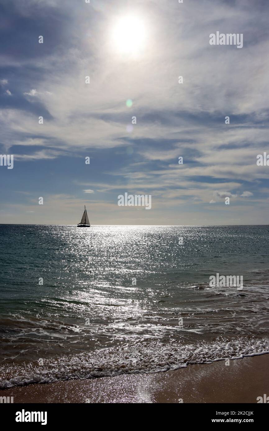 Segelschiff im Gegenlicht - Symbolbild für Freiheit und Fernweh Banque D'Images