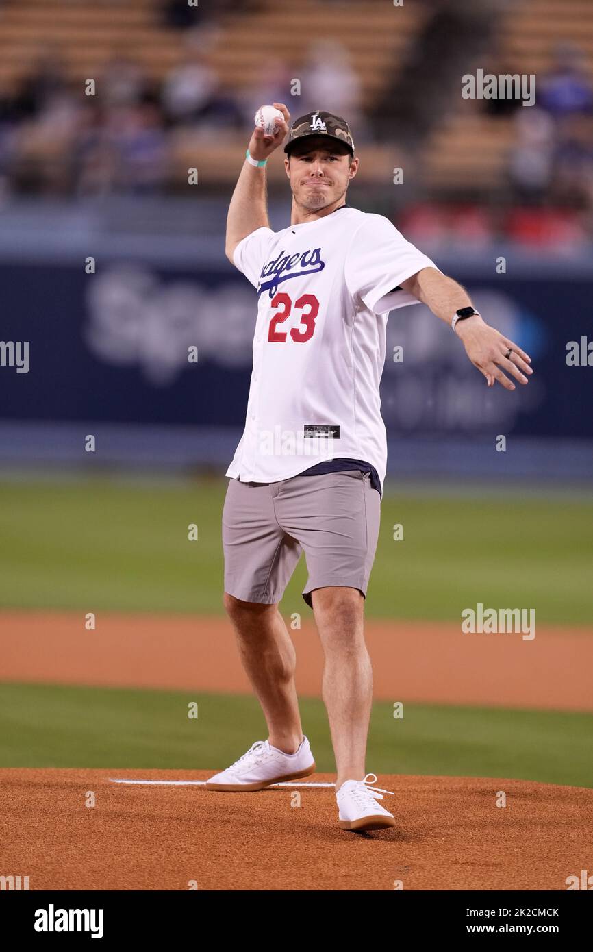 Le joueur de hockey de droite DES Kings, Dustin Brown, lance le premier lancer de cérémonie avant le match entre les Dodgers de Los Angeles et les Diamondbacks de l’Arizona lors d’un match de baseball de la MLB, le mercredi 21 septembre 2022, à Los Angeles. Banque D'Images