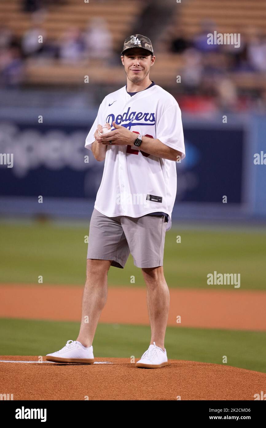 Le joueur de hockey de droite DES Kings, Dustin Brown, lance le premier lancer de cérémonie avant le match entre les Dodgers de Los Angeles et les Diamondbacks de l’Arizona lors d’un match de baseball de la MLB, le mercredi 21 septembre 2022, à Los Angeles. Banque D'Images