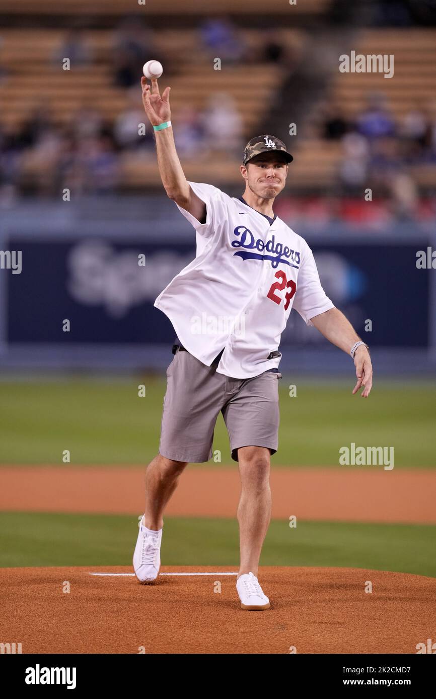 Le joueur de hockey de droite DES Kings, Dustin Brown, lance le premier lancer de cérémonie avant le match entre les Dodgers de Los Angeles et les Diamondbacks de l’Arizona lors d’un match de baseball de la MLB, le mercredi 21 septembre 2022, à Los Angeles. Banque D'Images
