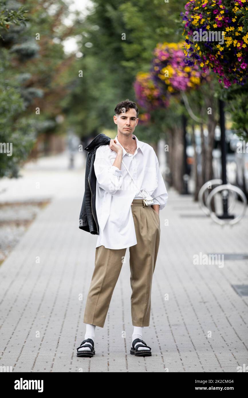 Portrait jeune homme l gant sur le trottoir de la ville Photo