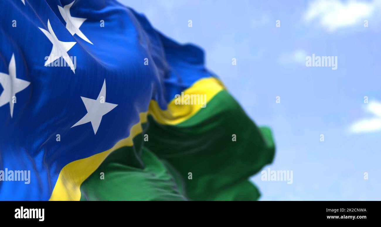 Détail du drapeau national des îles Salomon agitant dans le vent par temps clair Banque D'Images