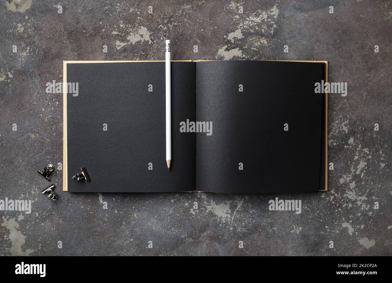 Livre noir et crayon Banque D'Images