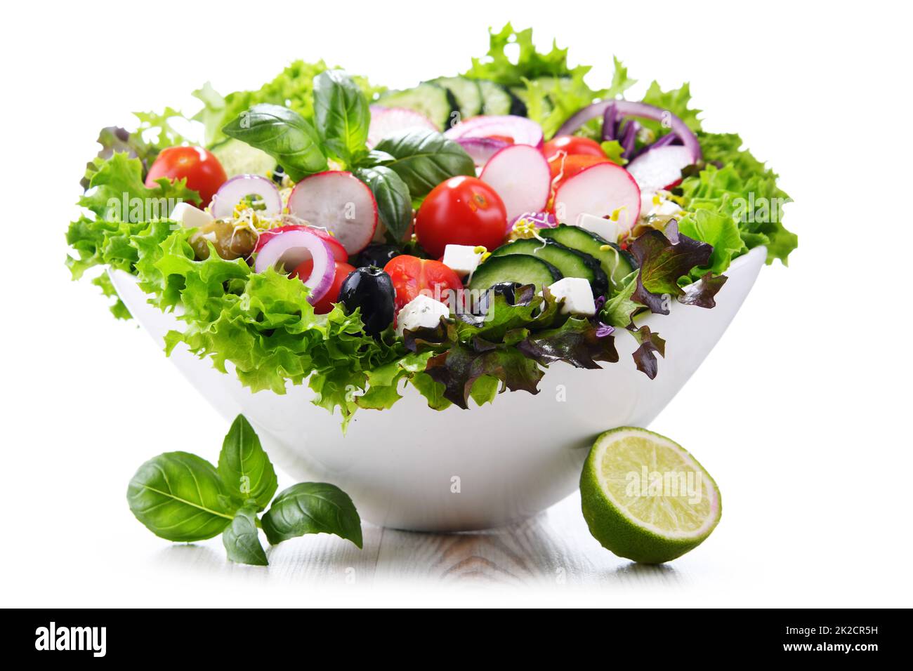 Salade de légumes bol isolé sur fond blanc. Banque D'Images