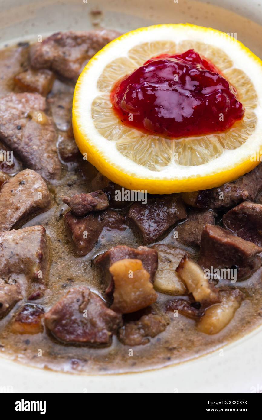 goulash de venaison avec citron et canneberges Banque D'Images