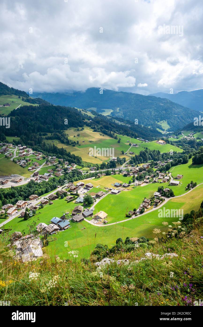 Paysage de montagne et village de Chinaillon, le Grand-Bornand, France Banque D'Images