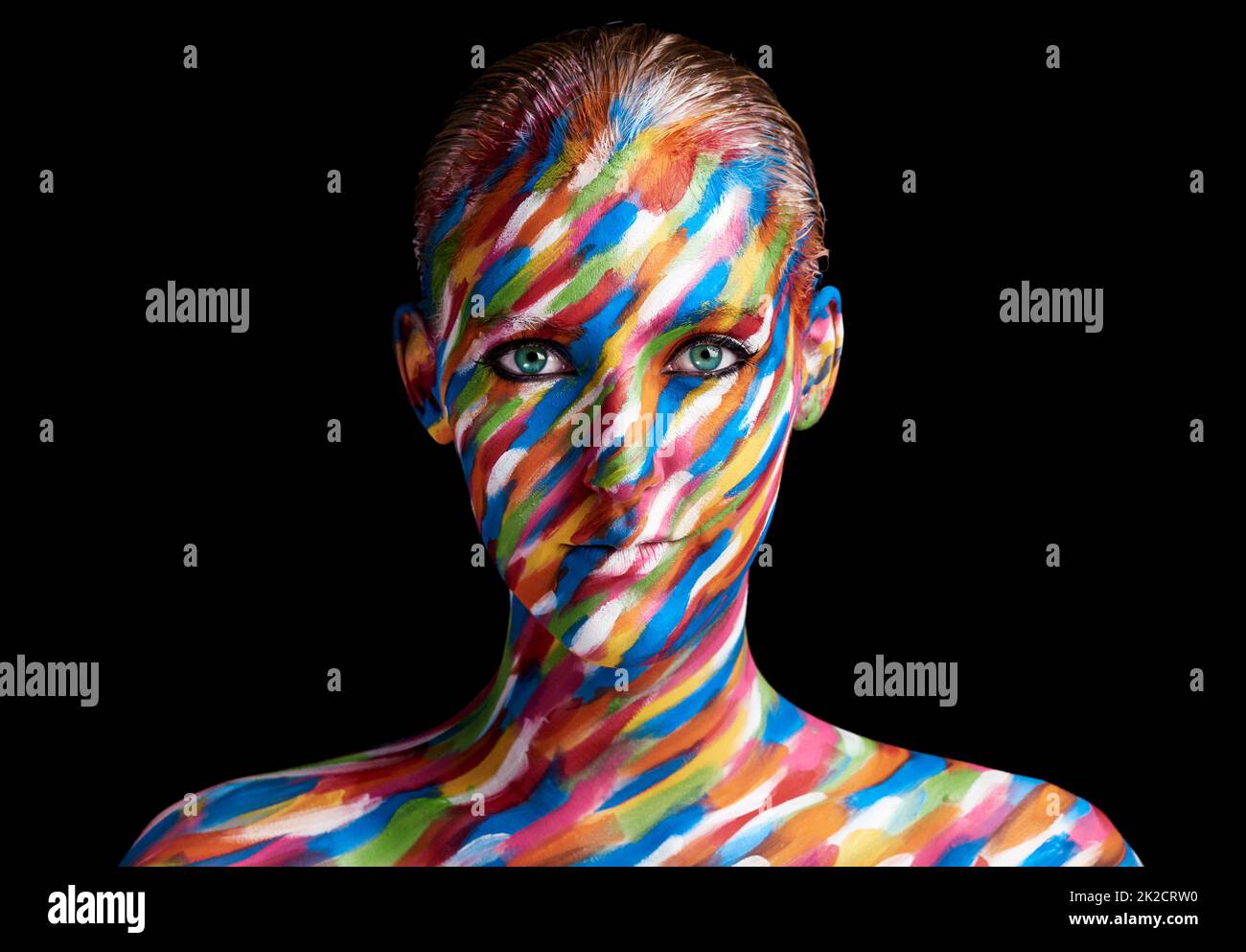 Colorez-moi beau. Portrait court d'une jeune femme posant avec de la peinture sur son visage. Banque D'Images