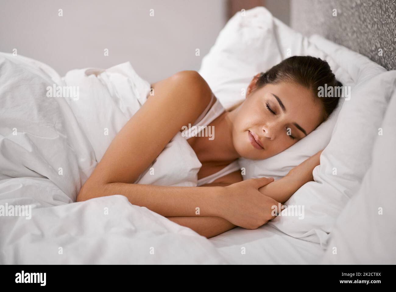 J'adore le snooze. Photo d'une belle jeune femme dormant dans son lit. Banque D'Images