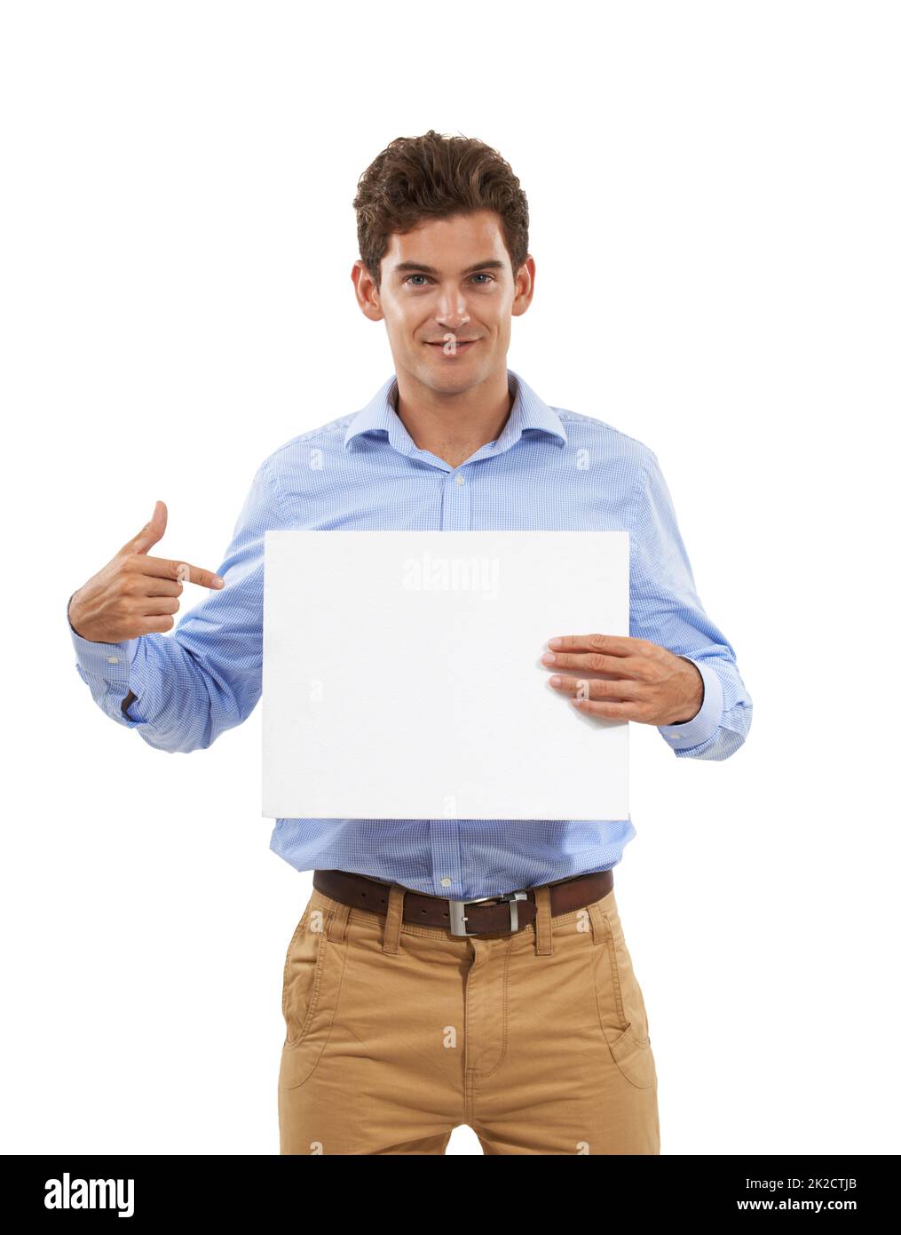 Toutes vos options. Portrait d'un beau jeune homme dans un studio tenant un panneau d'affichage et pointant vers lui. Banque D'Images