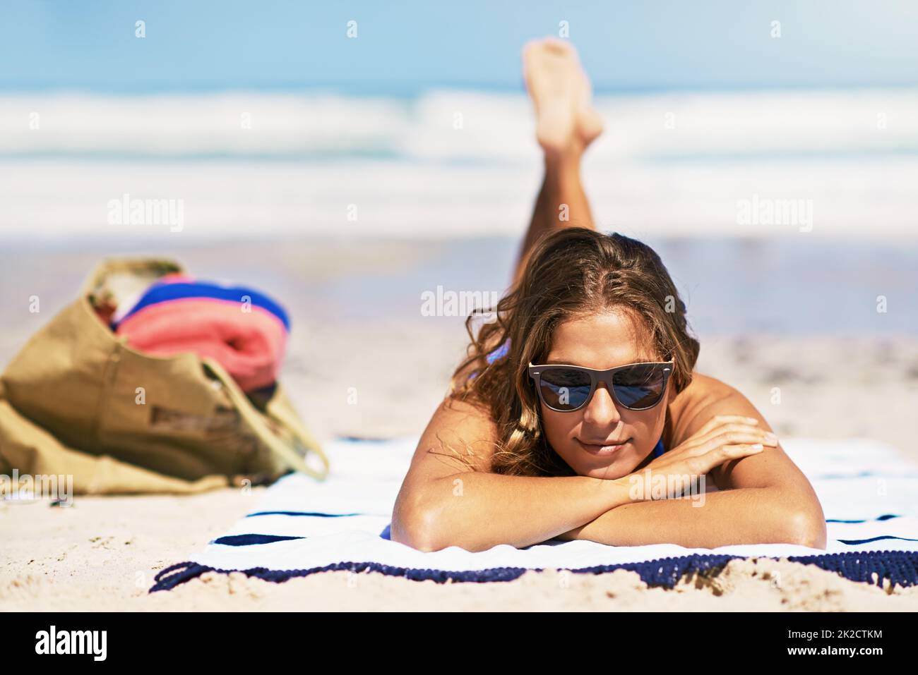 Femme allongée plage Banque de photographies et d'images à haute résolution  - Alamy