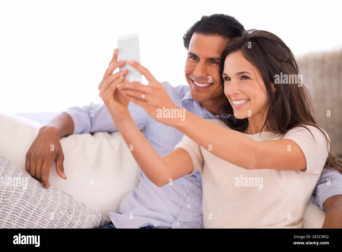 Nous avons un air bien ensemble. Une belle femme prenant une photo d'elle-même et de son mari. Banque D'Images