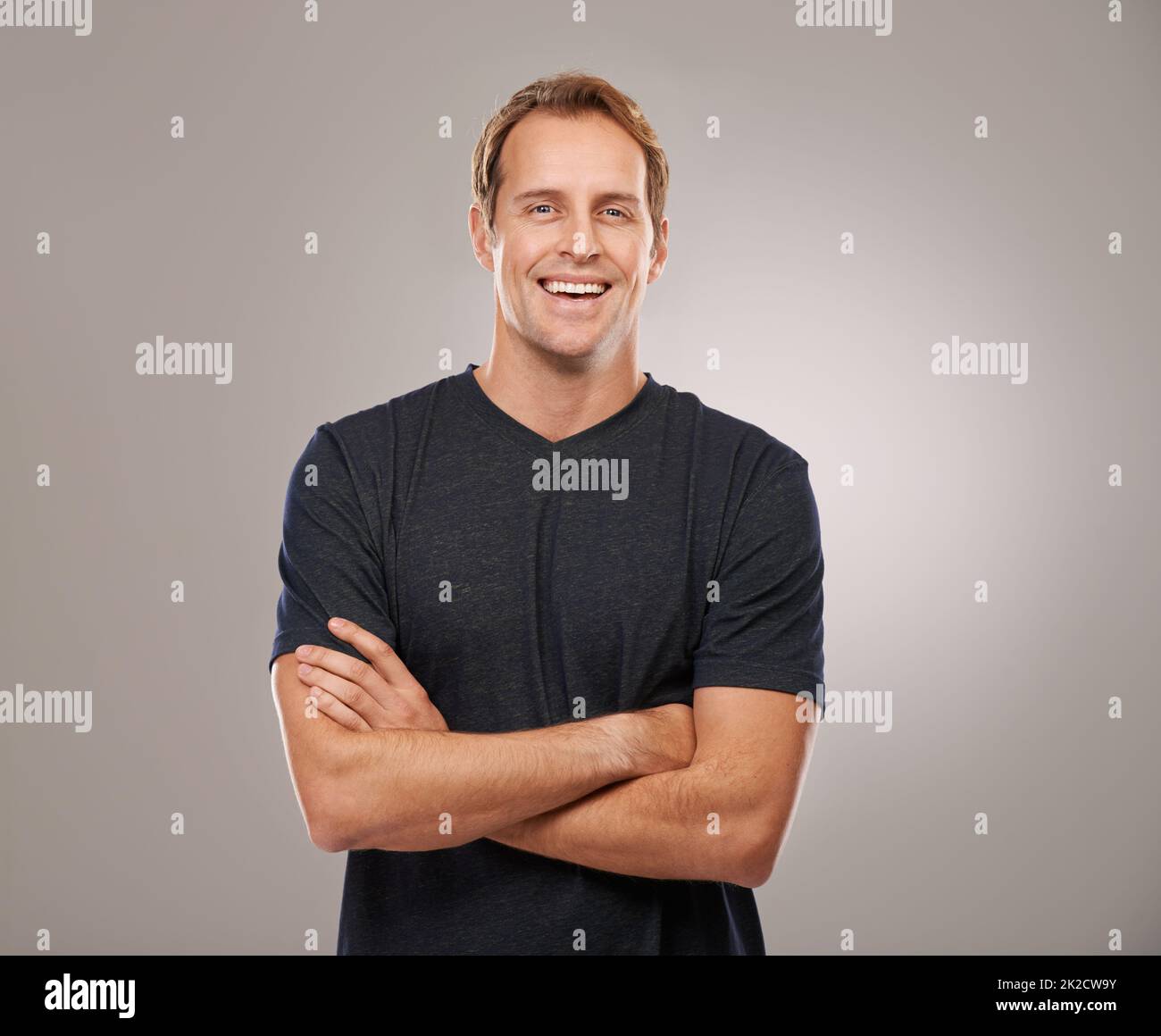 Mettre sa forme physique en marche. Photo en studio d'un jeune homme beau dans les vêtements de sport. Banque D'Images