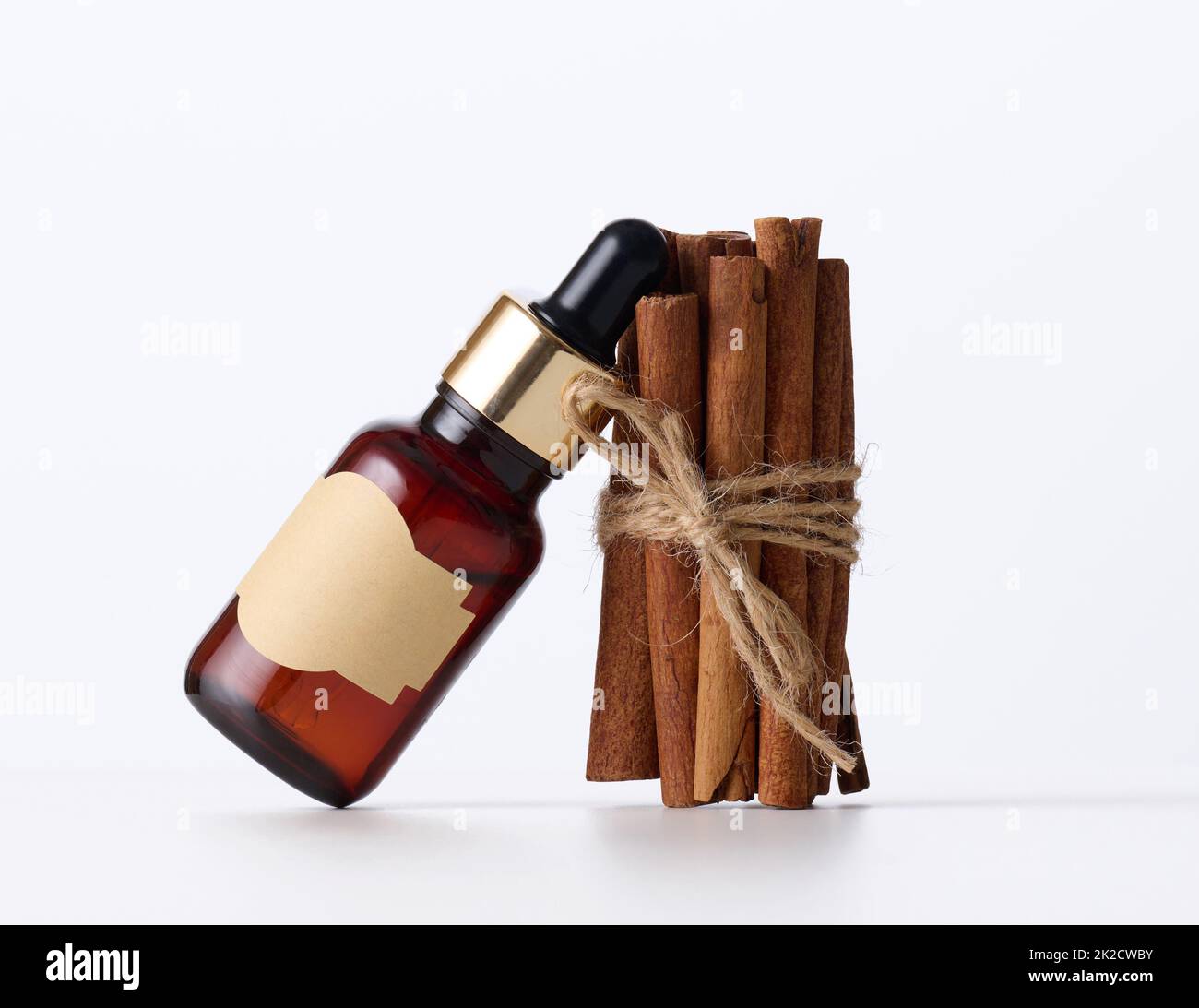 flacon en verre brun avec étiquette et pipette vides.Emballage cosmétique, publicité et promotion Banque D'Images