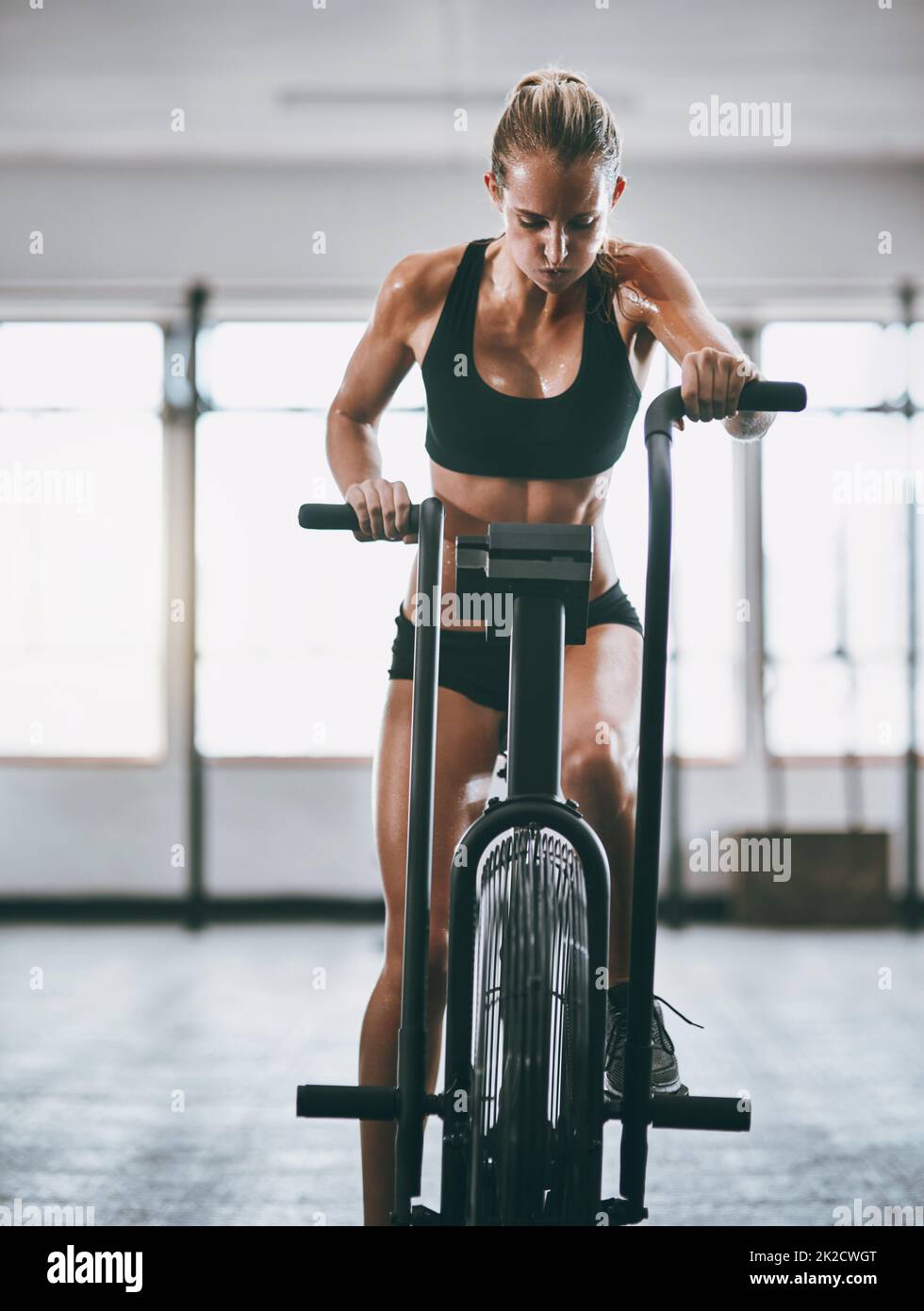 Je travaille pour tout ce que je veux dans la vie. Photo d'une femme travaillant sur une machine elliptique. Banque D'Images