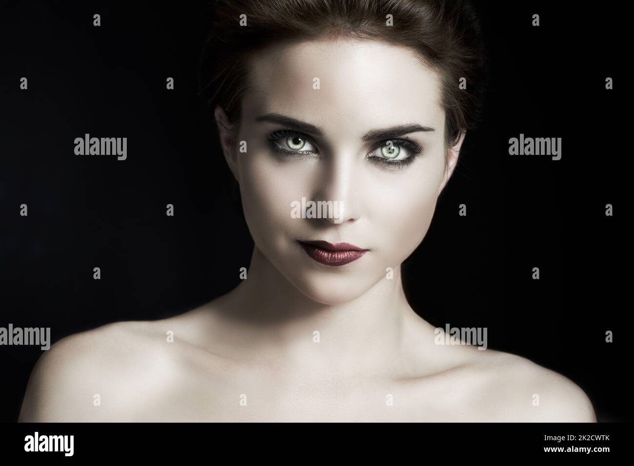 Vampire Goth. Une jeune fille gothique flamboyante posant sur un fond noir. Banque D'Images