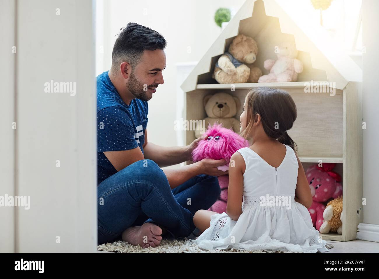 Partager dans sa petite imagination magique. Photo d'un père et d'une fille jouant ensemble à la maison. Banque D'Images