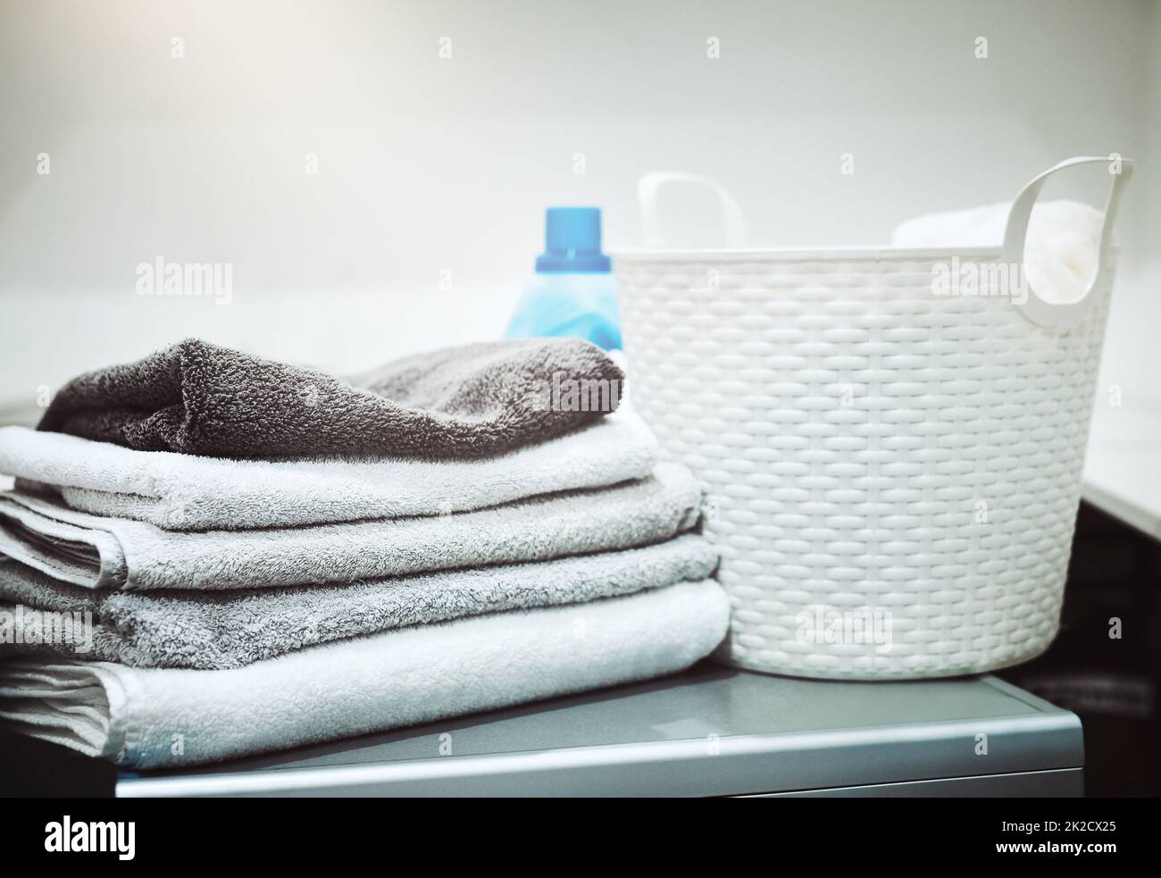 Garder le linge propre et frais. Photo de la vie du linge et d'un panier à linge sur une machine à laver. Banque D'Images