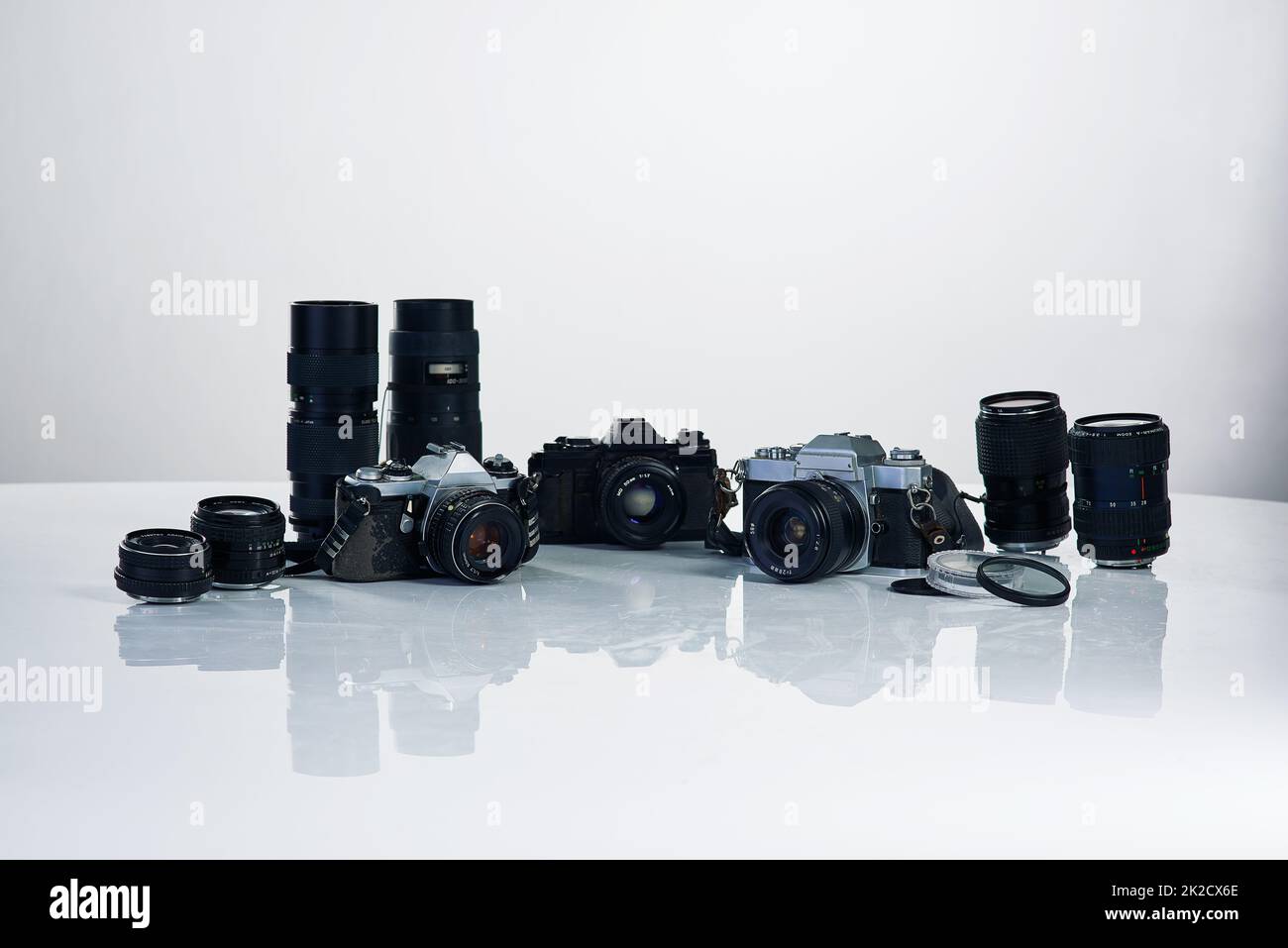 La collection professionnels. Prise de vue en studio de divers appareils photo et de leurs accessoires. Banque D'Images