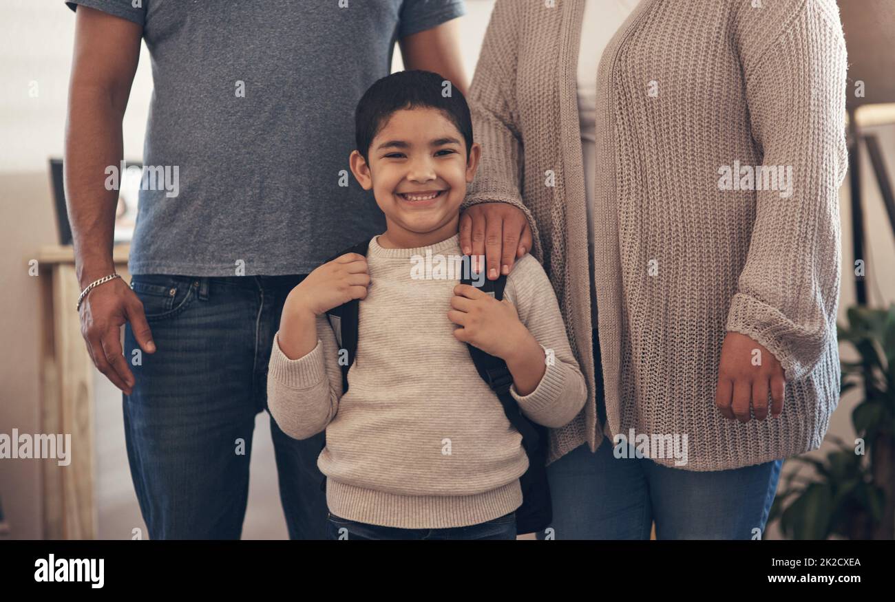 Un grand jour pour un petit garçon. Portrait d'un adorable petit garçon prêt à aller à l'école avec ses parents. Banque D'Images