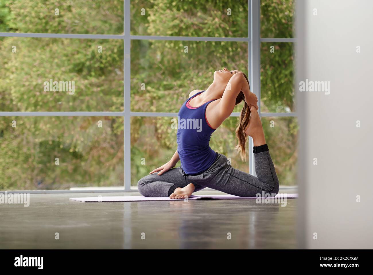 Pas pour les débutants. Prise de vue en longueur d'une femme sportive pratiquant le yoga à la maison. Banque D'Images