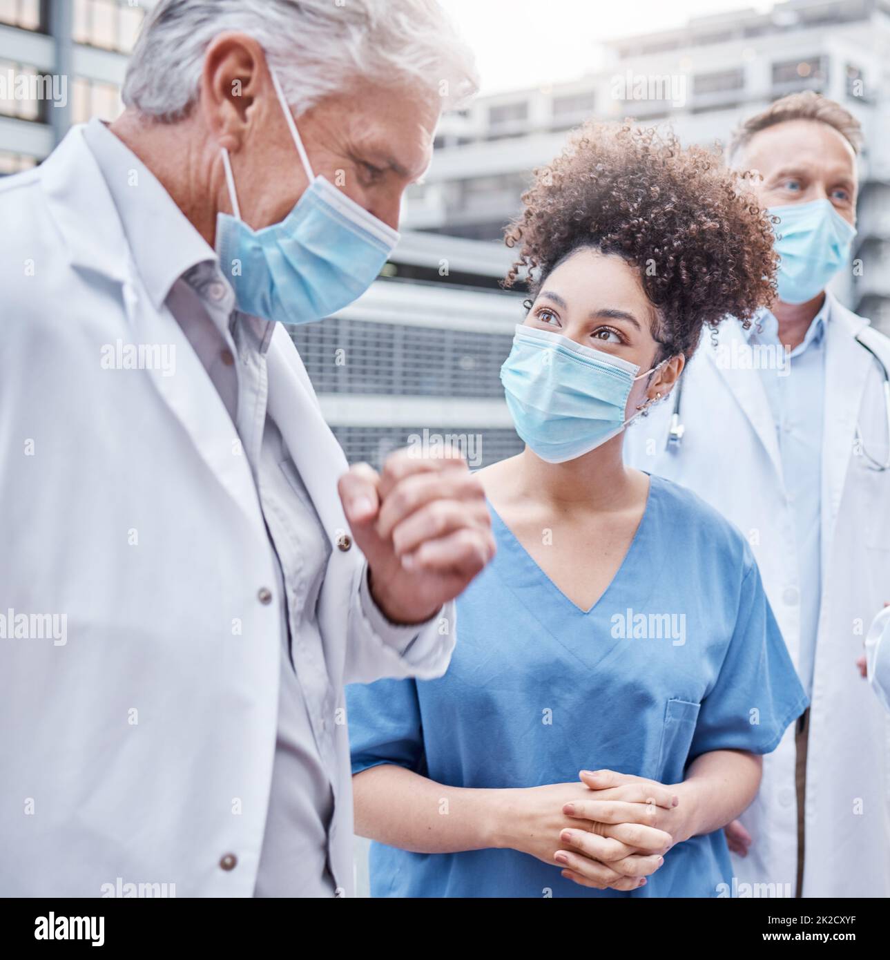 Apprendre des meilleurs. Photo de deux médecins parlant dans la ville. Banque D'Images