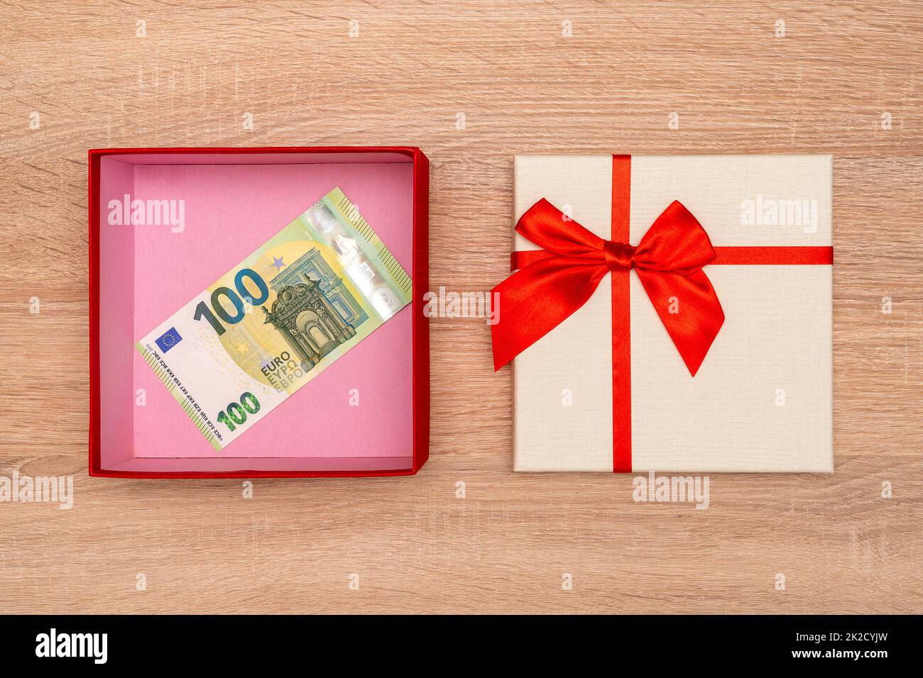 Argent en cadeau, euros dans une boîte cadeau Banque D'Images