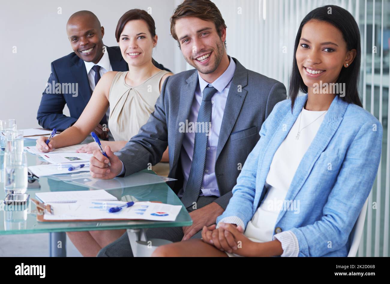 Ils se sont distingués dans le monde de la finance. Portrait d'un groupe d'hommes d'affaires assis à une table de conférence. Banque D'Images