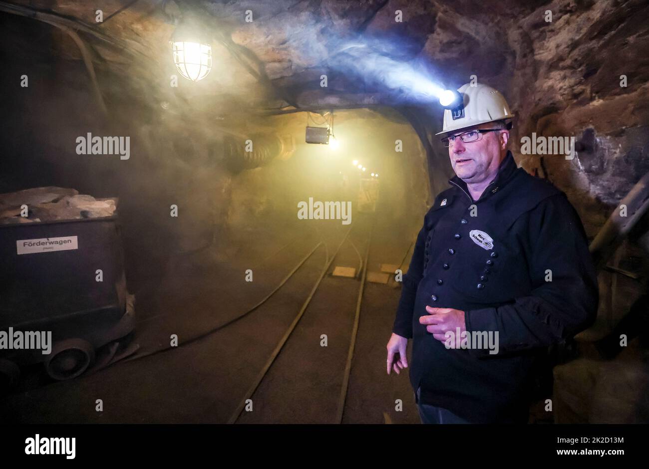 PRODUCTION - 22 septembre 2022, Saxe, Annaberg-Buchholz: Marc Schwan (Président du Conseil d'Administration de l'ancienne Association minière 'Markus Röhling-Stolln') présente les méthodes minières de Wismut AG dans la mine de visiteurs. Au cours d'une période de construction de 20 mois, deux anciennes routes ont été reliées pour former un itinéraire circulaire en conduisant une nouvelle « route » de 35 mètres. Au cours de cette excursion, qui fait 800 mètres de long à une profondeur de 600 mètres, les visiteurs peuvent découvrir les époques minières des monts Ore d'une manière impressionnante. Dans la mine la plus importante du district minier d'Annaberg, l'argent et le cobalt sont extraits depuis 16 Banque D'Images