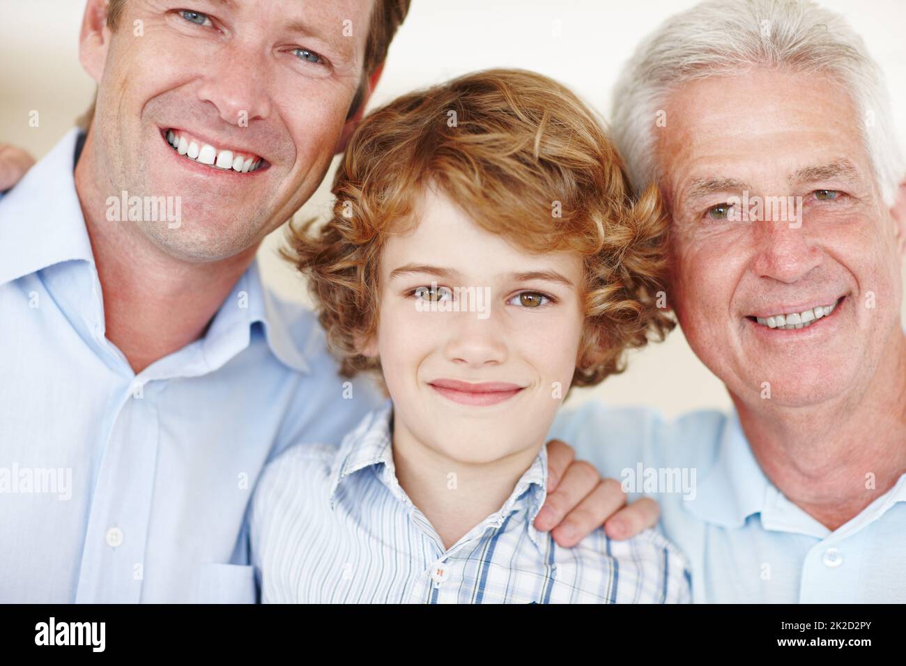 Liens familiaux. Portrait court d'un jeune garçon debout avec son père et son grand-père. Banque D'Images