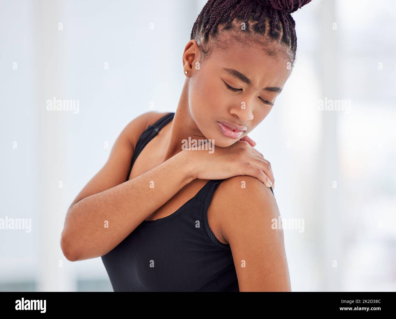 Si je m'inquiète. Photo d'une jeune ballerine souffrant de douleurs aux épaules. Banque D'Images