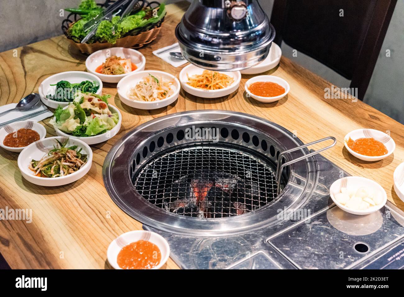 Ensemble de légumes de cornichon coréen ou de radis marinés et assaisonnement dans un bol Banque D'Images