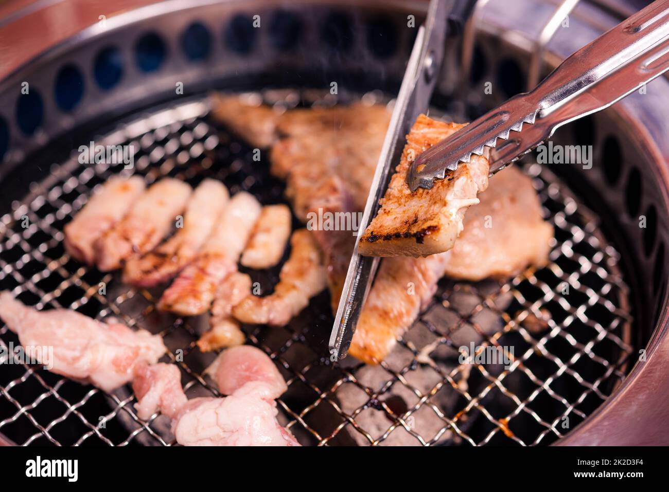 Griller de la viande de porc Coréen BBQ traditionnel sur cuisinière servir dans le restaurant Banque D'Images
