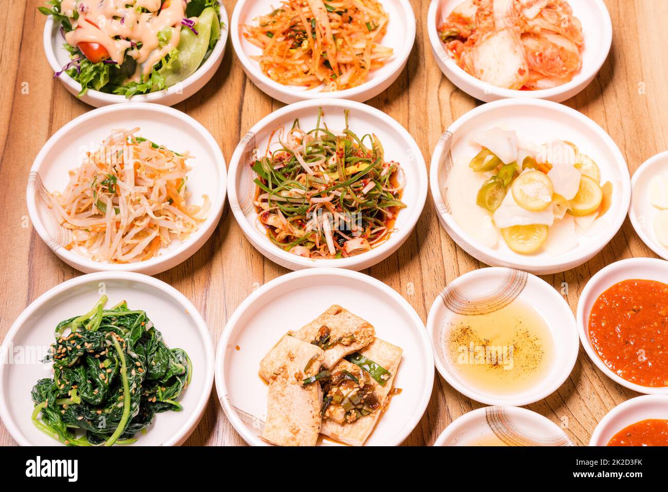 Légumes cornichons coréens ou radis marinés et assaisonnement dans un bol Banque D'Images