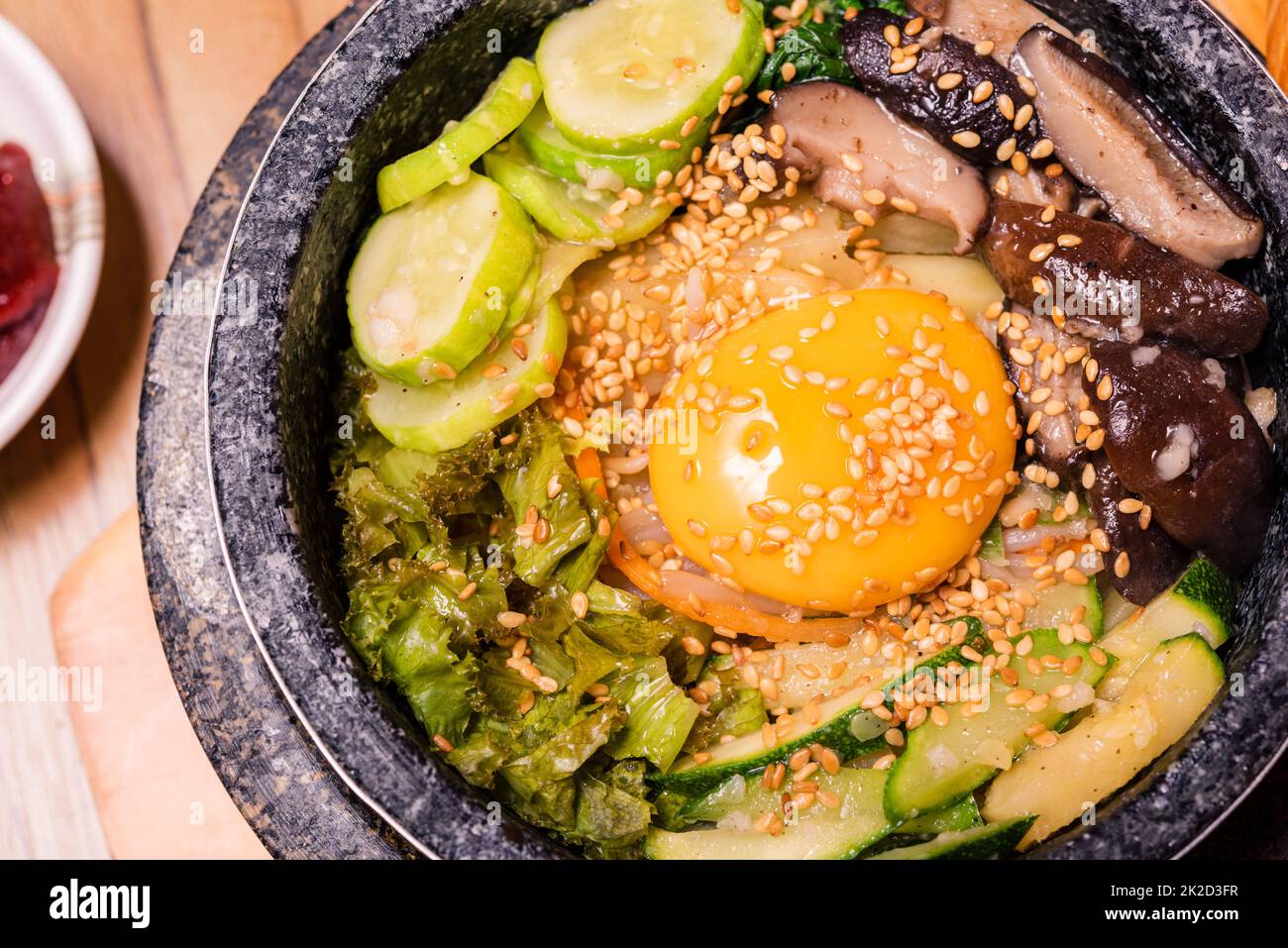 Plat traditionnel coréen - bibimbap mélange de riz avec légumes comprend le boeuf et l'oeuf frit Banque D'Images