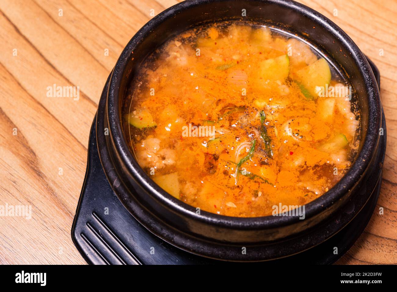 Soupe traditionnelle coréenne Kimchi jjigae dans un bol du restaurant Banque D'Images