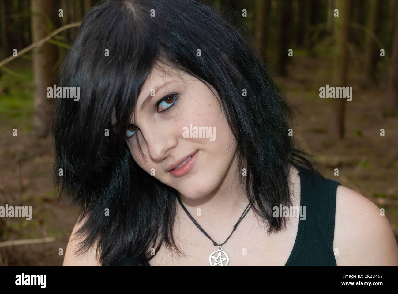 Punk emo girl, jeune adulte avec cheveux noirs et eyeliner, gros plan Banque D'Images