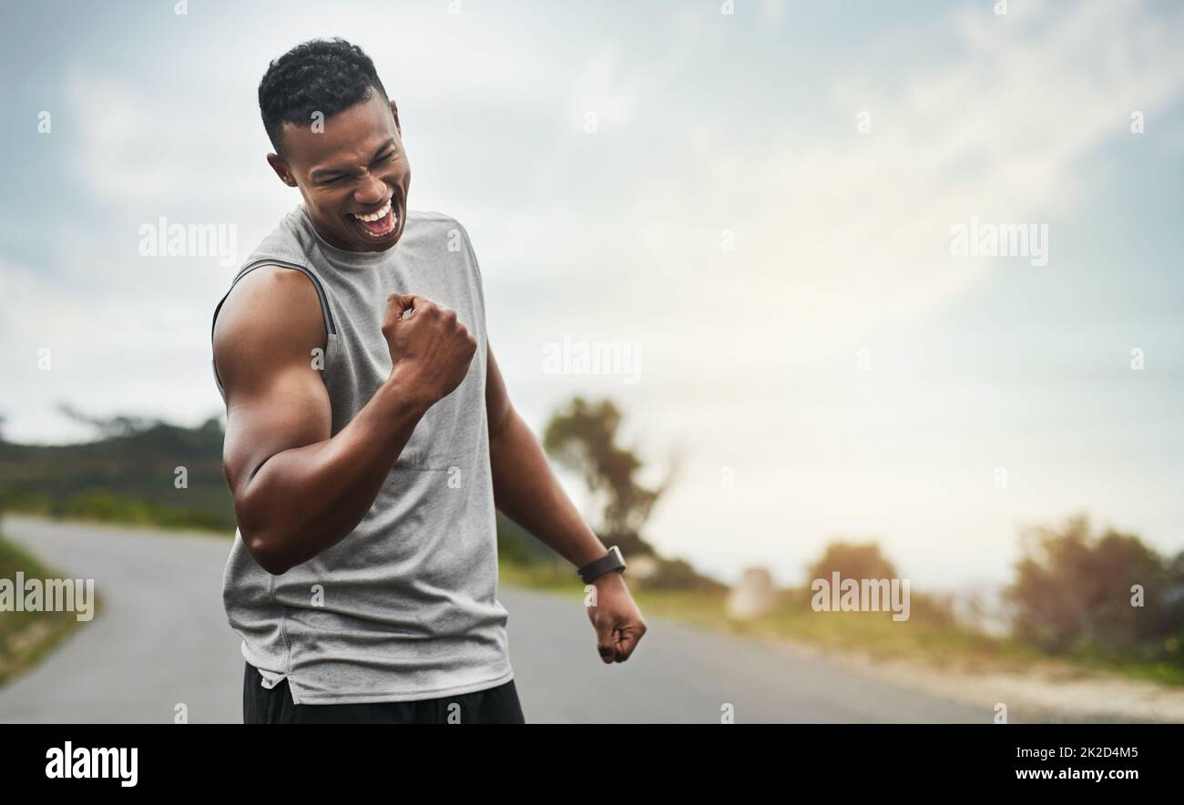 Oui. Photo courte d'un beau jeune sportif qui applaudisse à la fête à l'extérieur. Banque D'Images