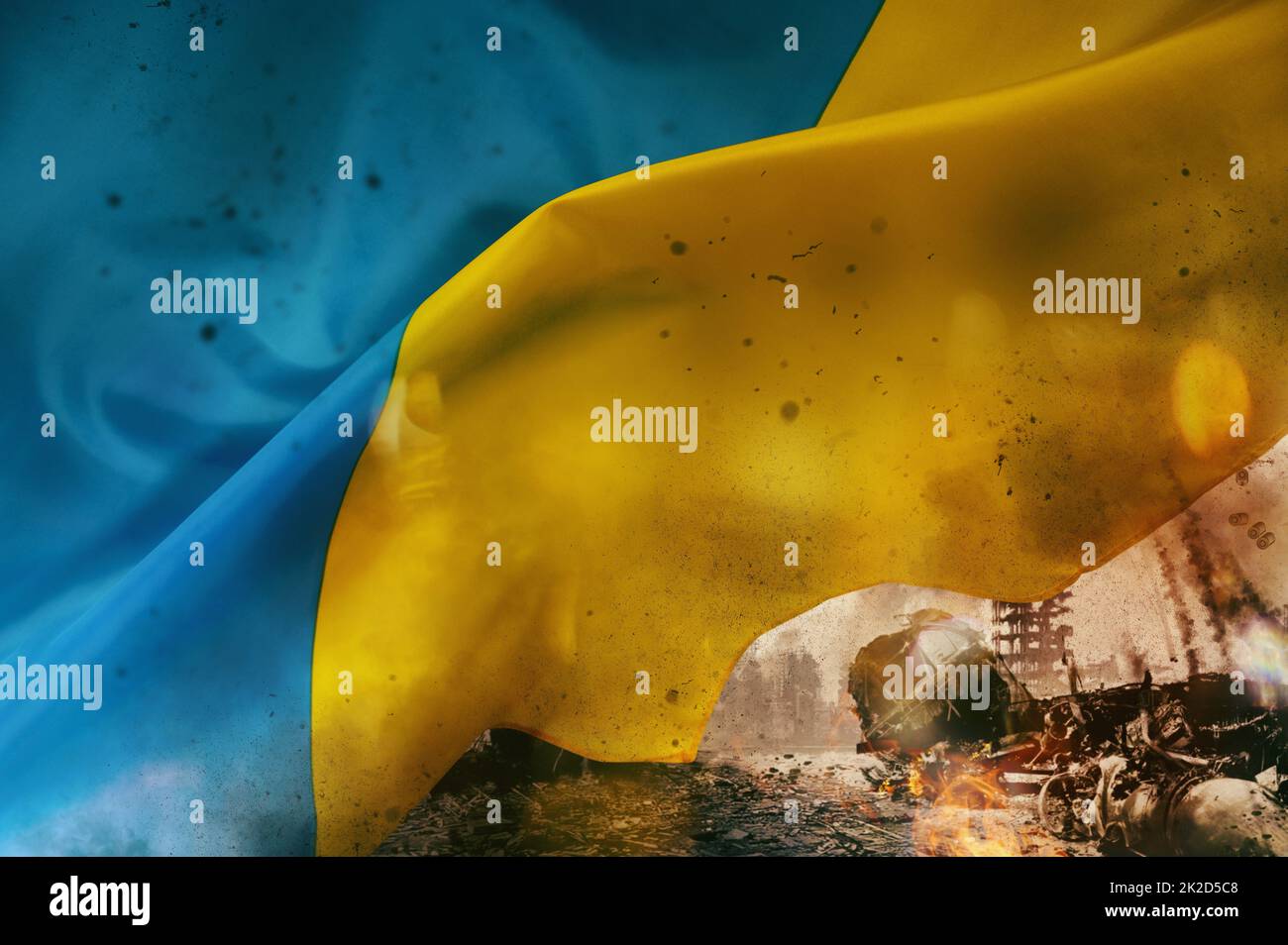 Drapeau de l'Ukraine avec feu et ville détruite Banque D'Images