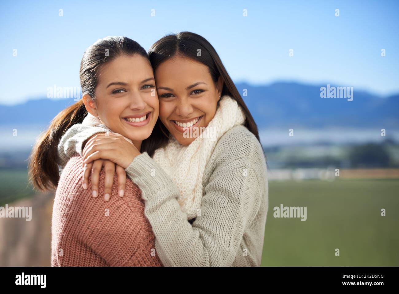 Friedship qui durera. Deux jeunes amies debout en plein air. Banque D'Images