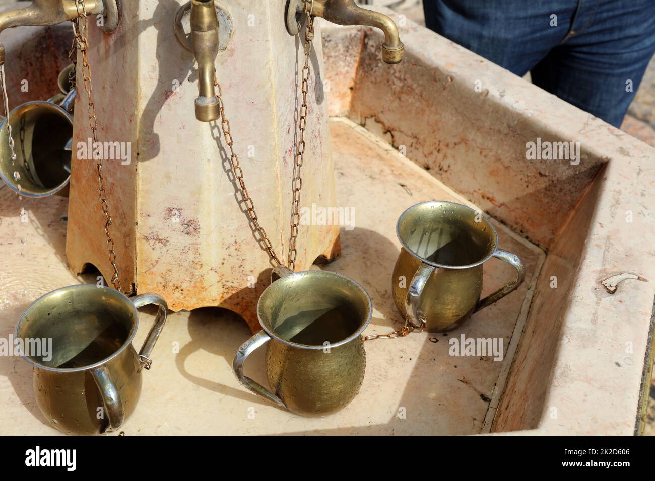 Pots de cuivre pour l'ablution rituelle devant le mur des lamentations à Jérusalem. Israël Banque D'Images