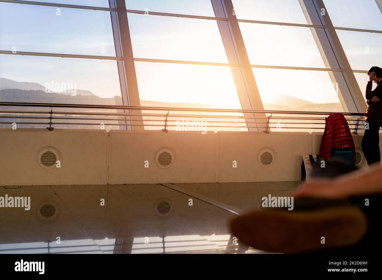 Accent sélectif sur la conduite d'air à l'intérieur du bâtiment de l'aéroport. Système de ventilation et de débit d'air dans l'aéroport. Système de chauffage et de refroidissement dans le bâtiment de l'aéroport. Passager en attente de vol à l'aéroport Banque D'Images