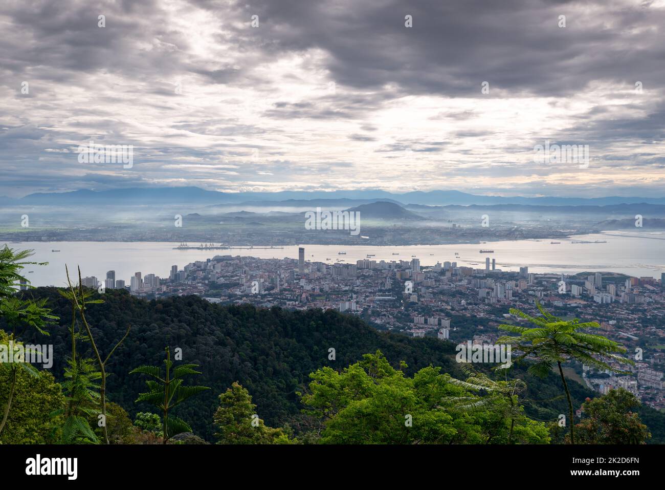 Vue aérienne Penang Georgetown dans le ciel nuageux da Banque D'Images