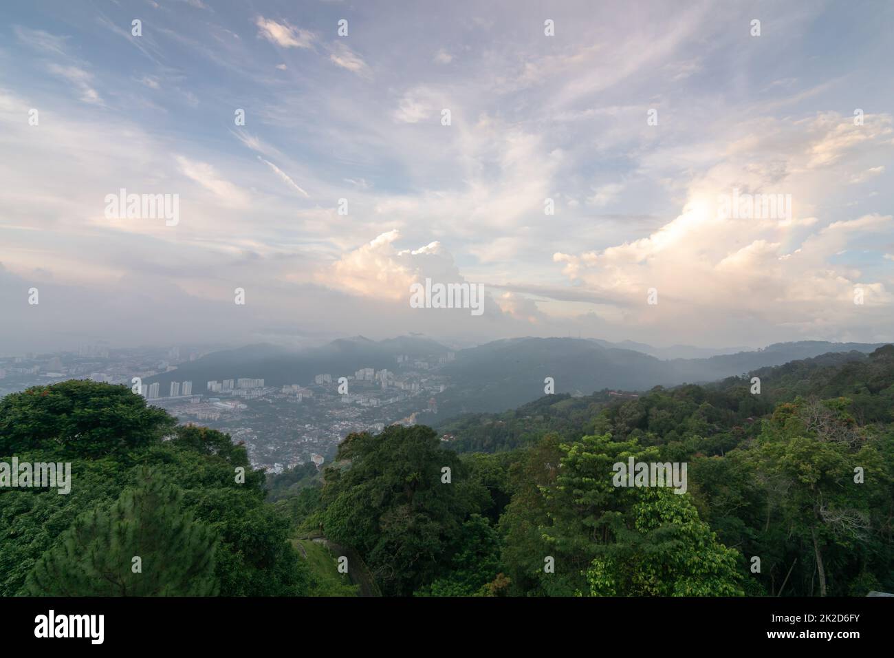Vue sur la ville de PATA Terubong depuis une colline verdoyante Banque D'Images