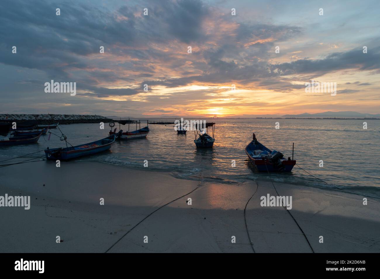 Lever de soleil spectaculaire sur la côte de la mer de Tanjung Tokong Banque D'Images