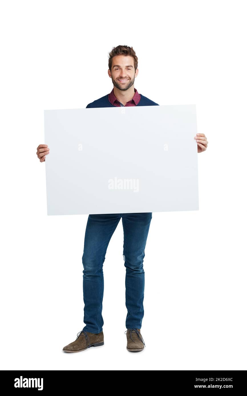 CopySpace pour votre personnalisation. Portrait de studio d'un beau homme tenant un écriteau vierge sur un fond blanc. Banque D'Images
