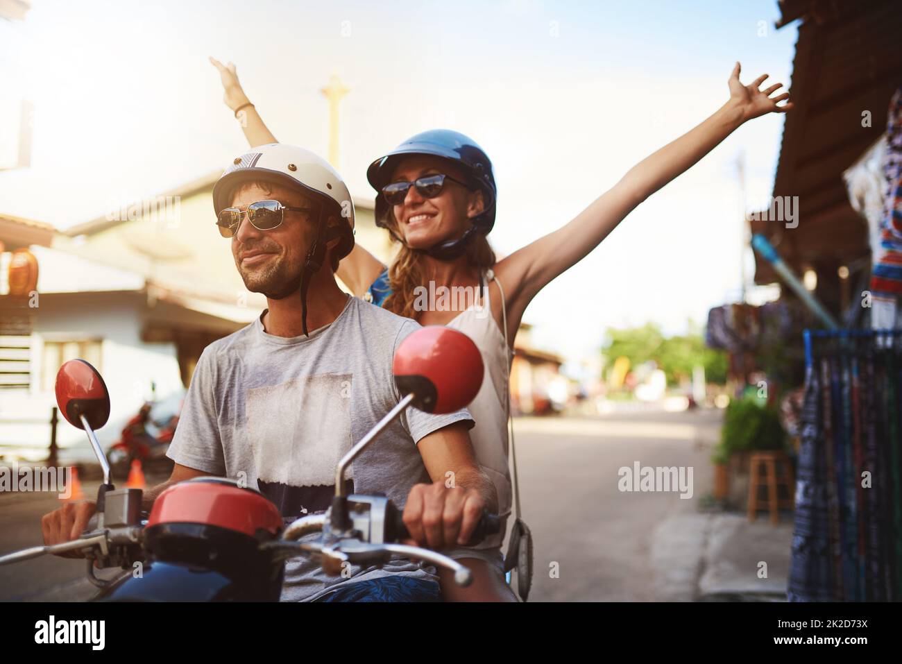 Profitez simplement de la promenade. Photo de jeunes touristes profitant d'une promenade en scooter dans la ville. Banque D'Images