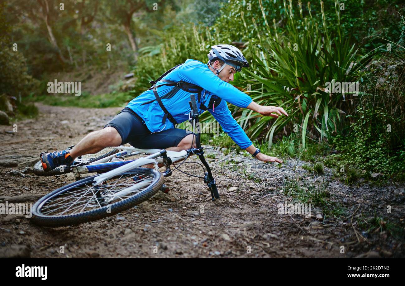 C'est amusant jusqu'à ce que vous tombez. Photo d'un cycliste qui a pris une chute sur son vélo de montagne. Banque D'Images